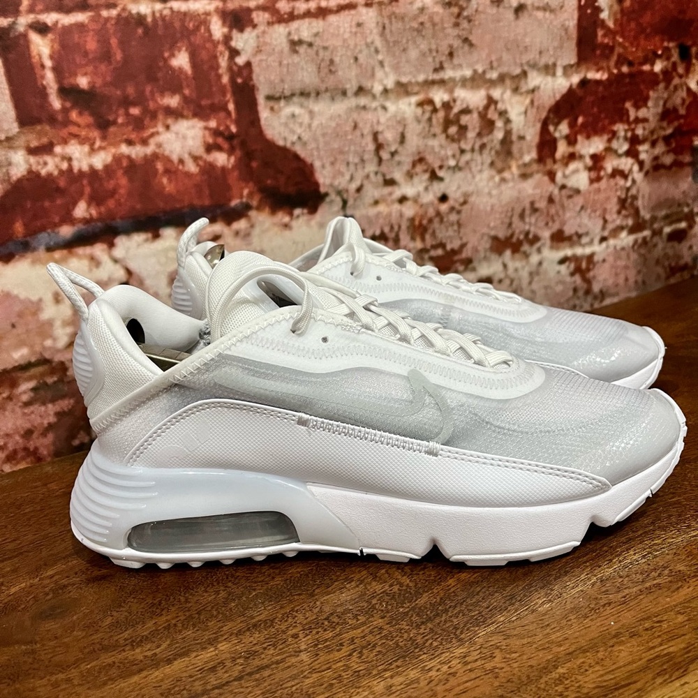NEW NIKE AIR MAX 2090 SIZE MEN 10 / WOMEN 11.5 - Picture 1 of 8